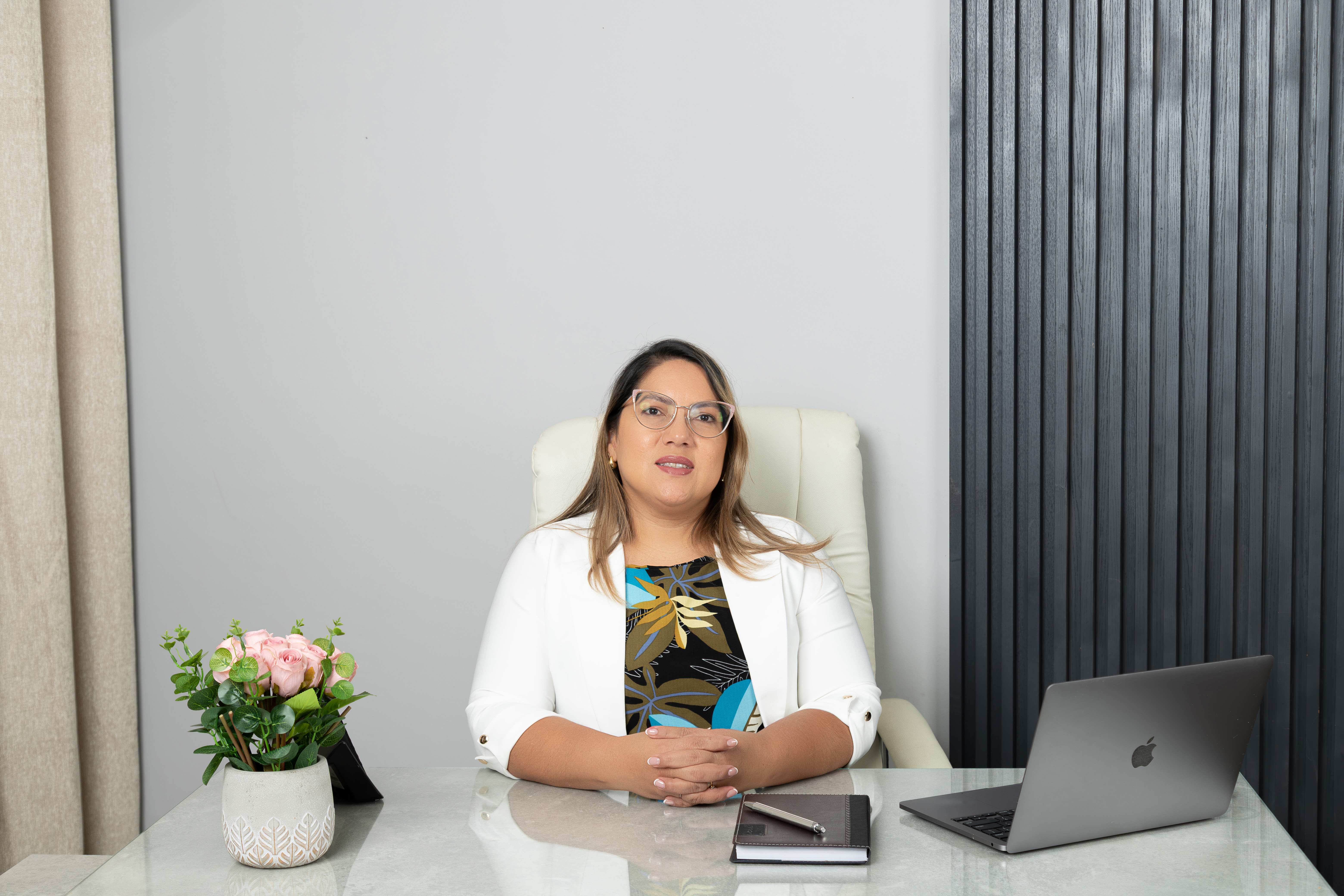 Emelva en su consultorio